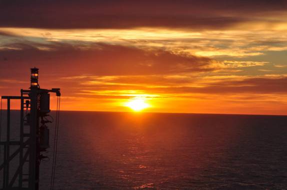 O sol nasce esplendoroso, na nossa viagem de ferry para a Baja California, no México